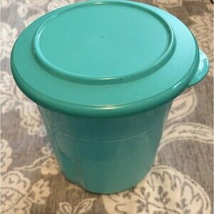 Tupperware 6  Pickle Olive Keeper Pick a Deli 4522 Round Rare Blue Color 1020
